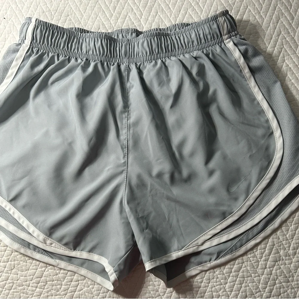 Nike women’s‎ size small tempo running shorts dry fit